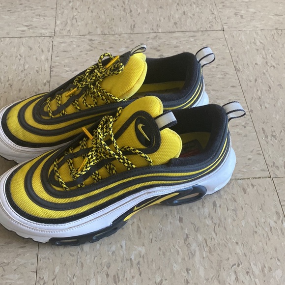 These are some men Nike air max. They are a size 10.5 - Picture 2 of 8